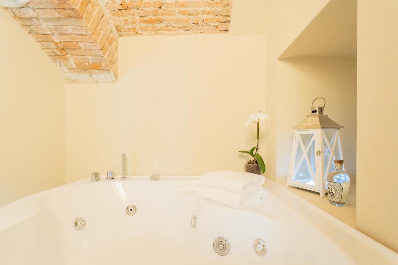 Romantic Escape City Centre With Jacuzzi & Parking By Rent All Côme Esterno foto