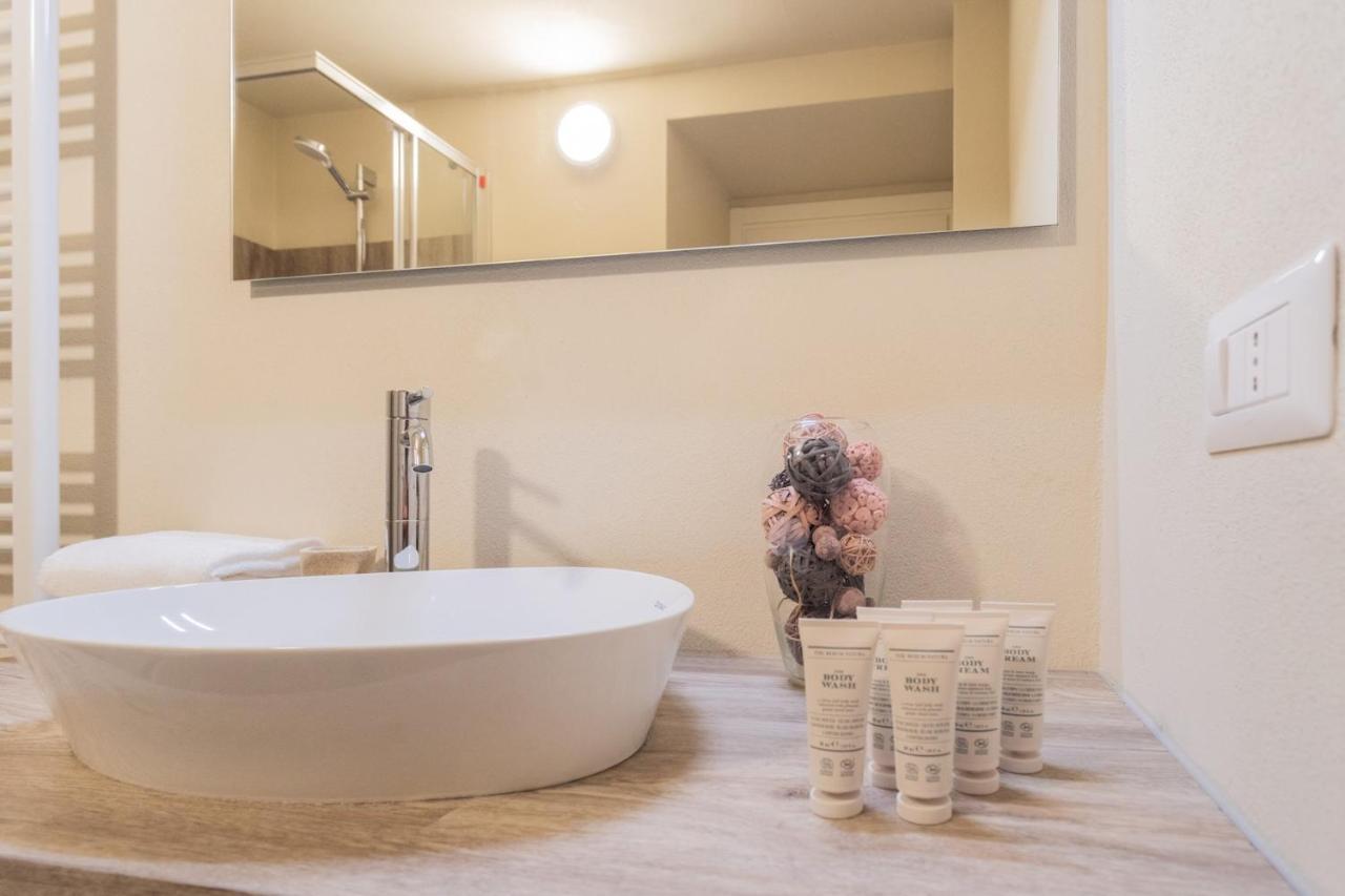 Romantic Escape City Centre With Jacuzzi & Parking By Rent All Côme Esterno foto